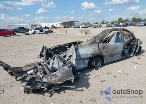 2003 Toyota Camry Le z USA, uszkodzony, nr VIN 4T1BE32K53U679850